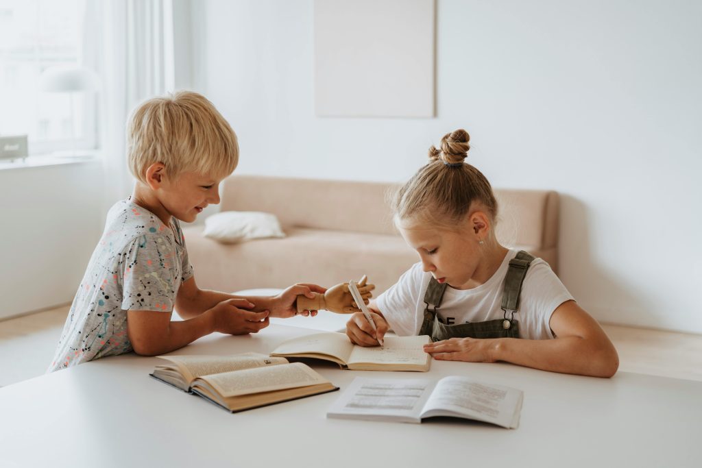 bambini che leggono e studiano