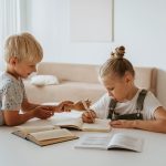 bambini che leggono e studiano