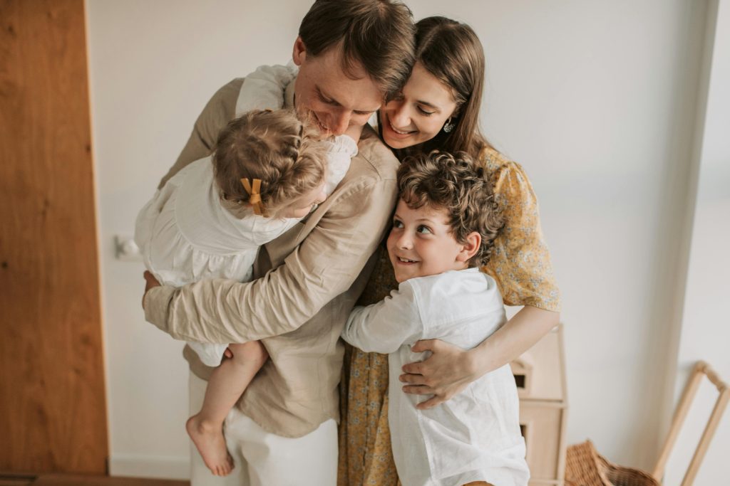 famiglia unita che torna alla quotidianità in modo sereno