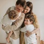 famiglia unita che torna alla quotidianità in modo sereno