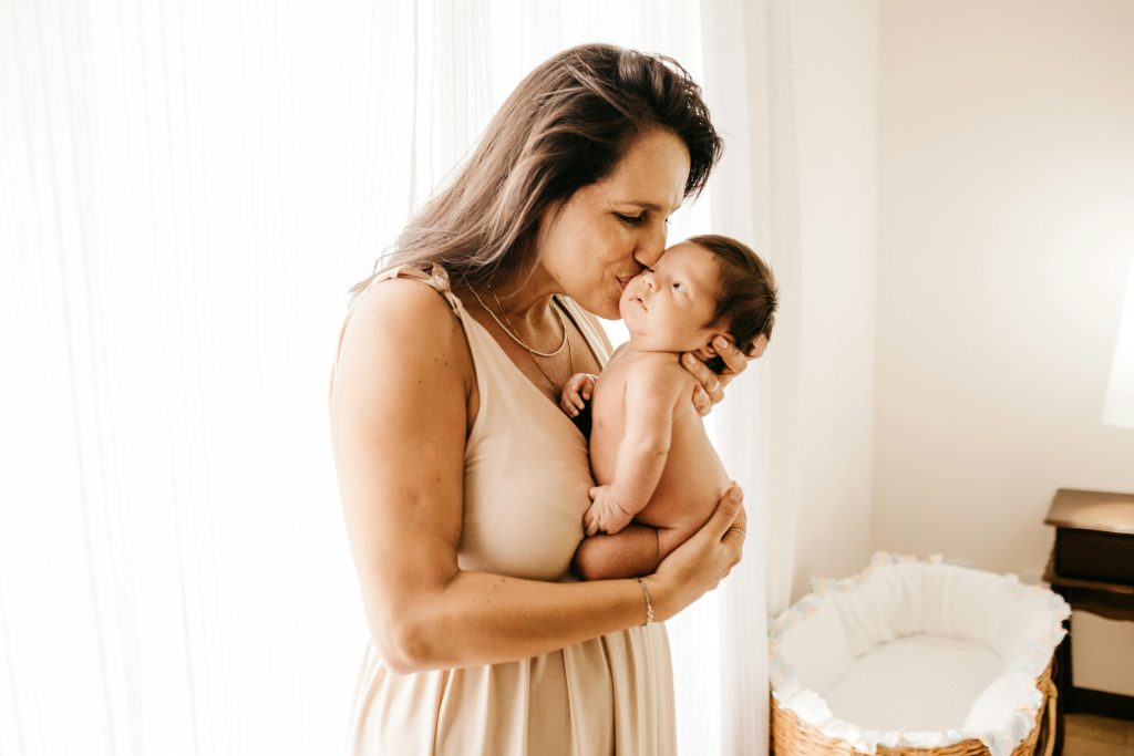 mamma che bacia neonato