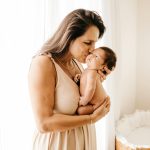mamma che bacia neonato