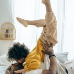 papà e bambino che giocano insieme
