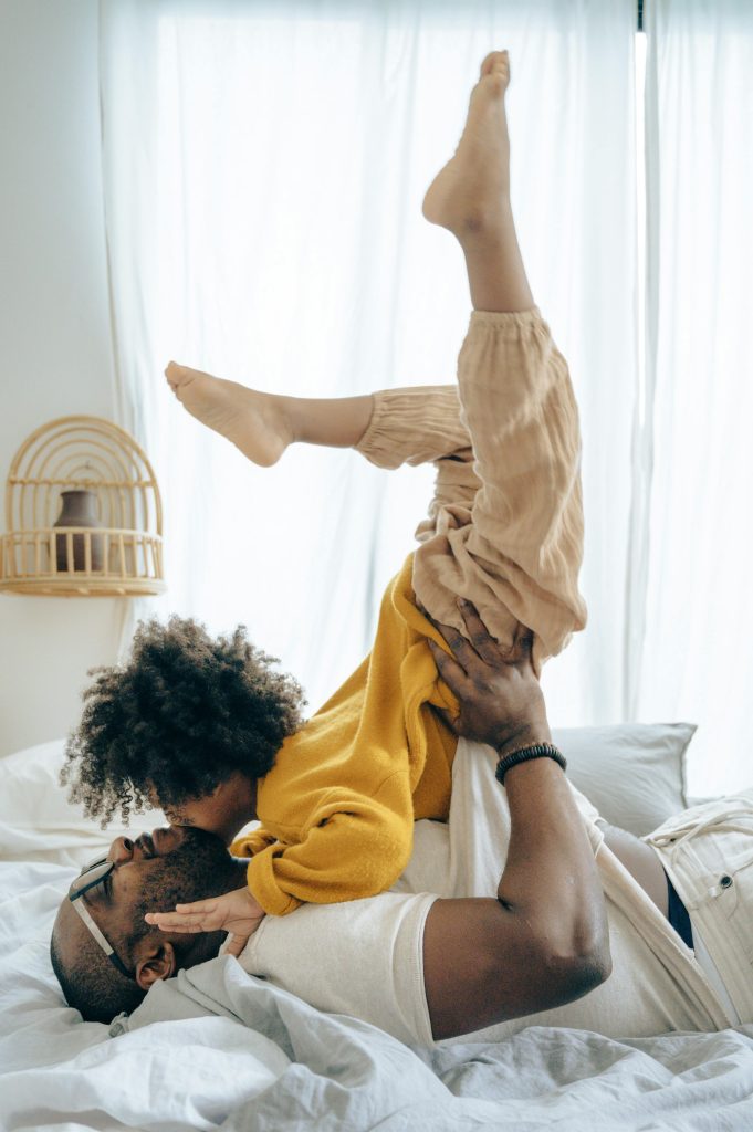 papà e bambino che giocano insieme