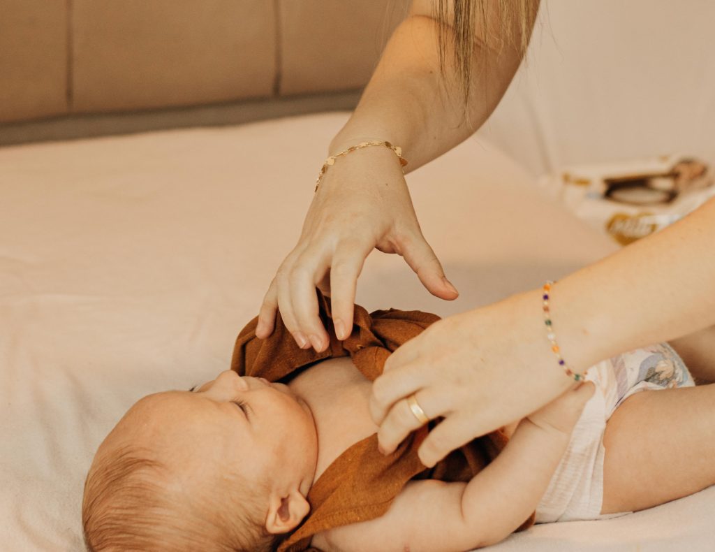 genitori che cambiano un neonato