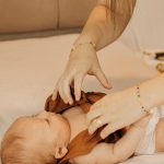 genitori che cambiano un neonato